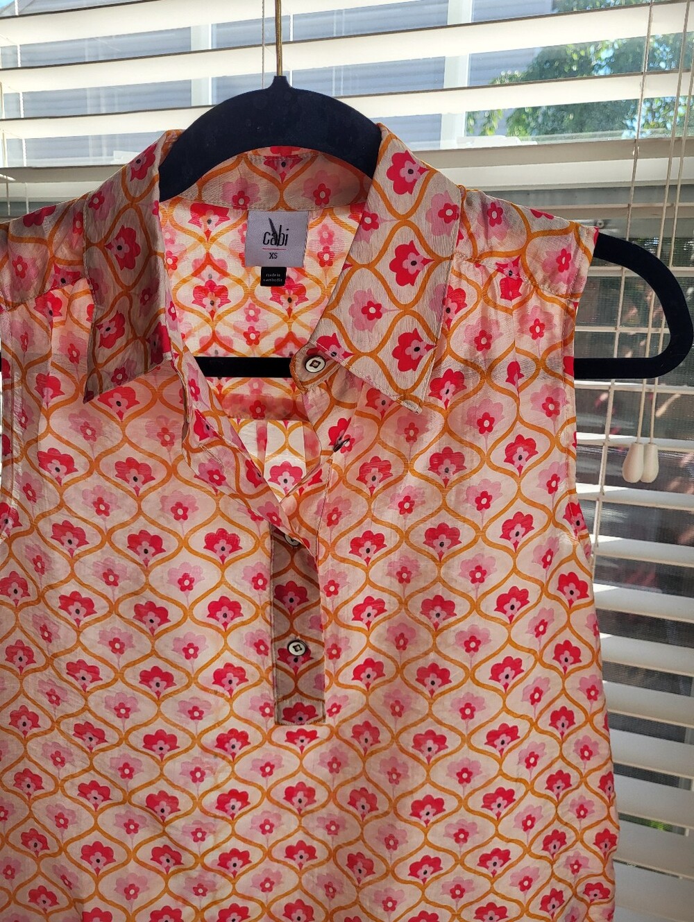 CAbi XS Sleeveless Collared ButtonFront Floral Blouse Pink Orange Medallion NWOT - Picture 2 of 6